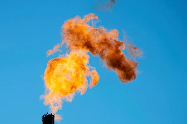 Combustão de gás de petróleo associado — Fotografia de Stock