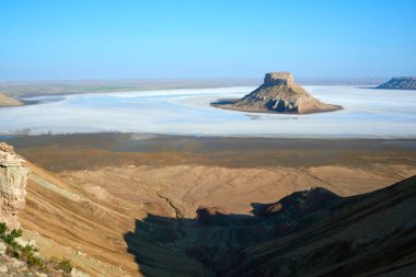 Ustyurt Yaylası üzerinde. Karyndzharyk içi boş.