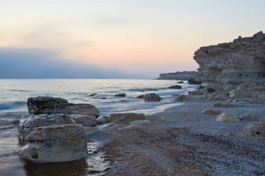 Hazar Denizi kıyısında
