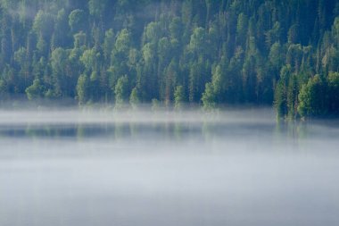 Sis göl Teletskoye üzerinde
