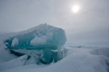 Balkaş Gölü üzerinde buz Brandası
