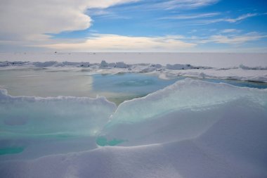 Balkaş Gölü üzerinde buz Brandası