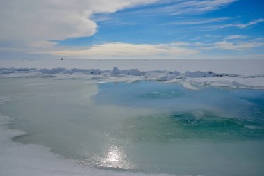 Balkaş Gölü üzerinde buz Brandası