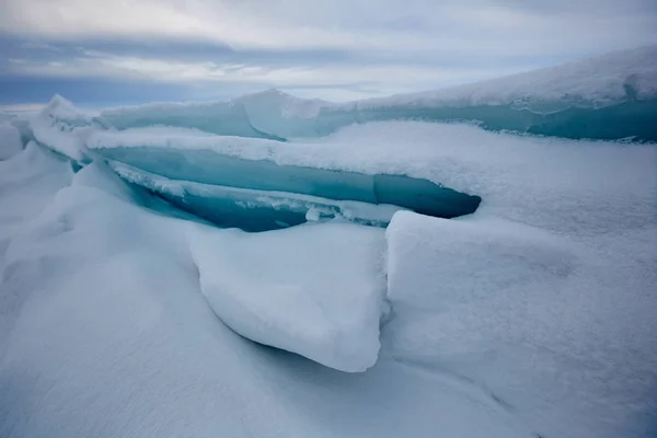 Der Eisbuckel auf dem Balkhasch-See — Stockfoto