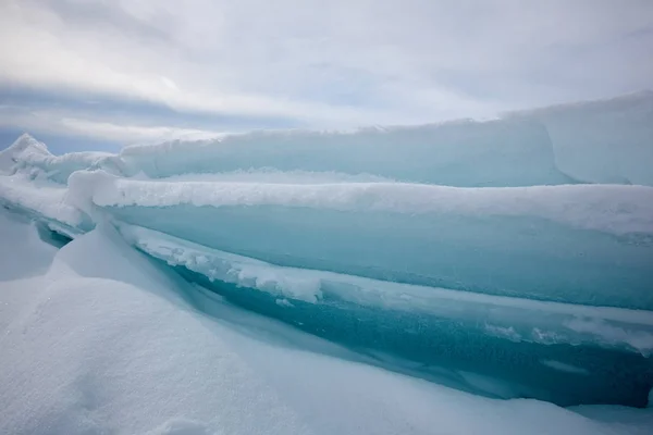 La hummock de glace sur le lac Balkhash — Photo
