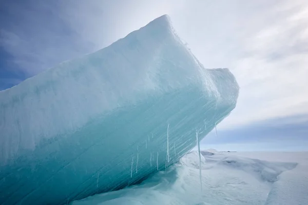 La hummock de glace sur le lac Balkhash — Photo