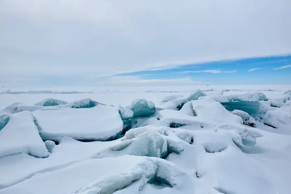 La hummock de glace sur le lac Balkhash — Photo