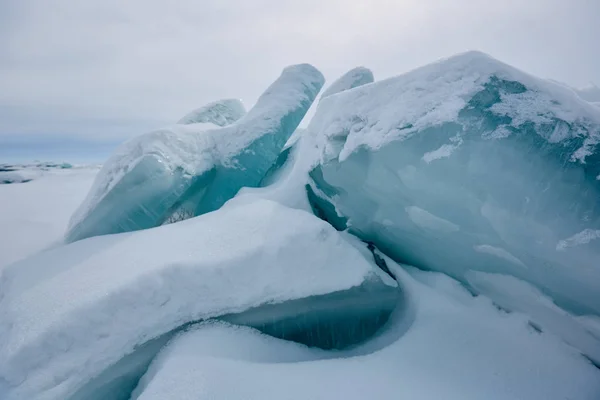 La hummock de glace sur le lac Balkhash — Photo