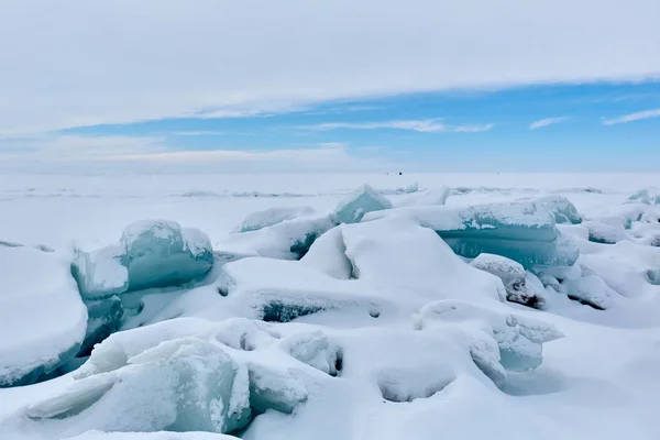 La hummock de glace sur le lac Balkhash — Photo