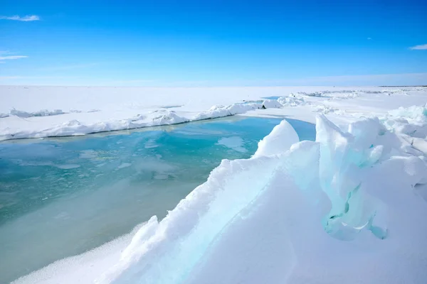 La hummock de glace sur le lac Balkhash — Photo