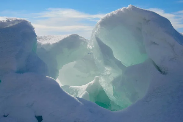 Il hummock di ghiaccio sul lago Balkhash — Foto Stock