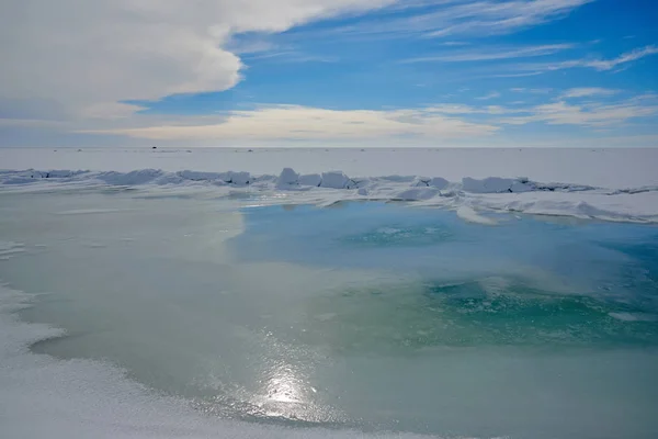 A jég hummock a Balhas-tó — Stock Fotó