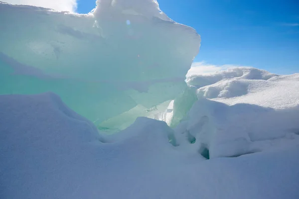 バルハシ湖の氷のハンモック — ストック写真