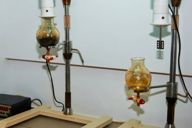 Petrol analizi için laboratuar ekipmanları. Petrol analizi Laboratuvarı bir yağ'ın özellikleri, askıya alınan kirleticiler ve aşınma enkaz analizidir.