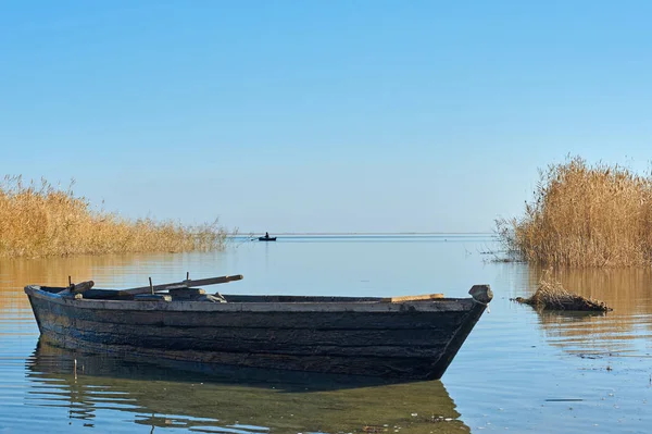 传统捕鱼船 传统上 许多不同种类的小船被用作捕鱼船在海里捕捞鱼 或在湖或河 — 图库照片