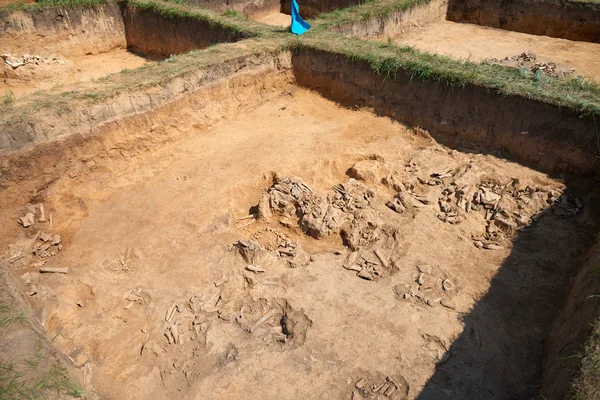 Arkeolojik kazılar. Arkeoloji, pozlama, işleme ve arkeolojik kalıntıları kayıt kazı var. Bir kazı site ya da 