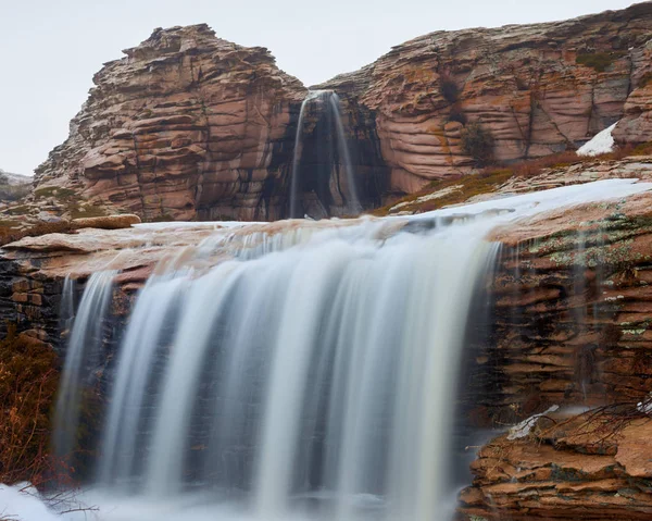 Cachoeira Montanha Bektau Ata Bektau Ata Uma Área Montanhosa Meio — Fotografia de Stock