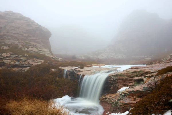Vattenfallet Berget Bektau Ata Bektau Ata Ett Bergigt Område Mitt — Stockfoto