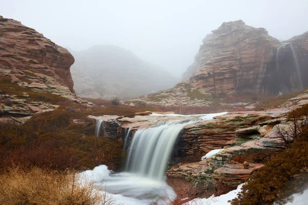 Cachoeira Montanha Bektau Ata Bektau Ata Uma Área Montanhosa Meio — Fotografia de Stock