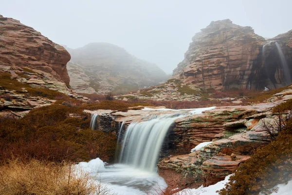 Cachoeira Montanha Bektau Ata Bektau Ata Uma Área Montanhosa Meio — Fotografia de Stock