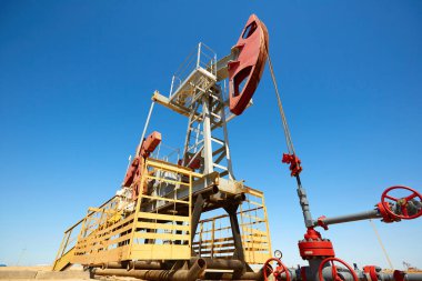 Pumpjack.A etmek için bir petrol kuyusu pistonlu bir pistonlu pompa Cross'taki sürücüdür. Düzenleme az yağ üreten kara kuyular için yaygın olarak kullanılır. Pumpjacks petrol zengini alanda yaygındır.