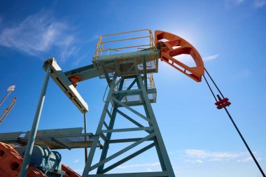 Pumpjack.A etmek için bir petrol kuyusu pistonlu bir pistonlu pompa Cross'taki sürücüdür. Düzenleme az yağ üreten kara kuyular için yaygın olarak kullanılır. Pumpjacks petrol zengini alanda yaygındır.
