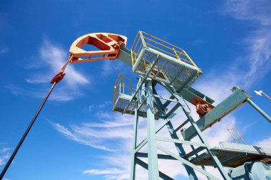 Pumpjack.A etmek için bir petrol kuyusu pistonlu bir pistonlu pompa Cross'taki sürücüdür. Düzenleme az yağ üreten kara kuyular için yaygın olarak kullanılır. Pumpjacks petrol zengini alanda yaygındır.