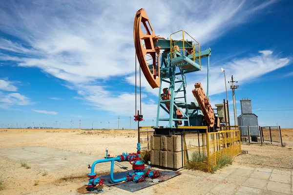 Pumpjack.A etmek için bir petrol kuyusu pistonlu bir pistonlu pompa Cross'taki sürücüdür. Düzenleme az yağ üreten kara kuyular için yaygın olarak kullanılır. Pumpjacks petrol zengini alanda yaygındır.