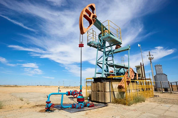 Pumpjack Jaknikker Het Bovengrondse Station Voor Een Zuigercompressor Zuigerpomp Een — Stockfoto