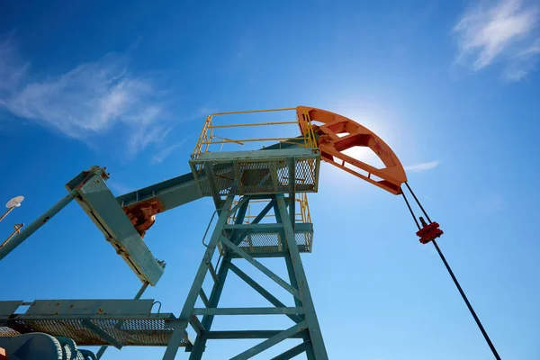 Una Pompa Azionamento Terra Una Pompa Pistone Alternativo Pozzo Petrolifero — Foto Stock