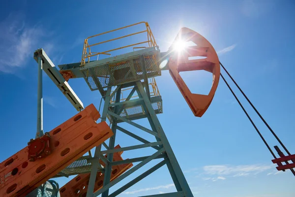 Pumpjack.A etmek için bir petrol kuyusu pistonlu bir pistonlu pompa Cross'taki sürücüdür. Düzenleme az yağ üreten kara kuyular için yaygın olarak kullanılır. Pumpjacks petrol zengini alanda yaygındır.
