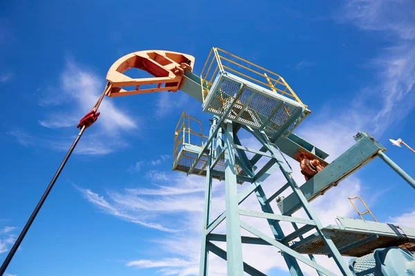 Pumpjack Jaknikker Het Bovengrondse Station Voor Een Zuigercompressor Zuigerpomp Een — Stockfoto