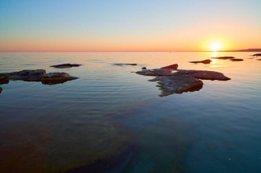 Gün batımında taşlarla Denizi'nin kıyısında. Hazar Sea.The Hazar Denizi kıyısında alanına göre dünyadaki en büyük kapalı iç su organıdır.