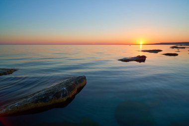Gün batımında taşlarla Denizi'nin kıyısında. Hazar Sea.The Hazar Denizi kıyısında alanına göre dünyadaki en büyük kapalı iç su organıdır.