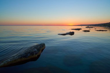 Gün batımında taşlarla Denizi'nin kıyısında. Hazar Sea.The Hazar Denizi kıyısında alanına göre dünyadaki en büyük kapalı iç su organıdır.