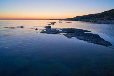 Gün batımında taşlarla Denizi'nin kıyısında. Hazar Sea.The Hazar Denizi kıyısında alanına göre dünyadaki en büyük kapalı iç su organıdır.