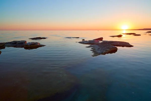 Ακτή Της Θάλασσας Πέτρες Στο Ηλιοβασίλεμα Στην Ακτή Της Κασπίας — Φωτογραφία Αρχείου