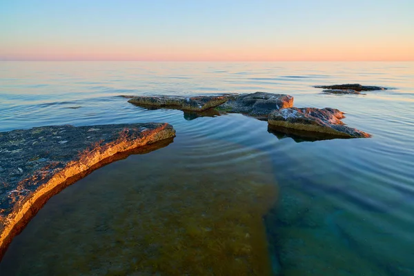 Costa Del Mare Con Pietre Tramonto Sulla Riva Del Mar — Foto Stock