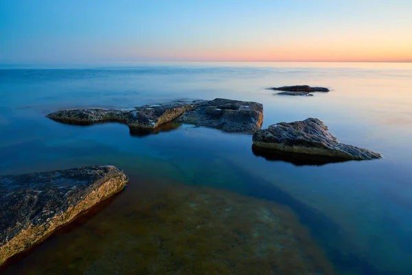 Küste Des Meeres Mit Steinen Bei Sonnenuntergang Ufer Des Kaspischen — Stockfoto
