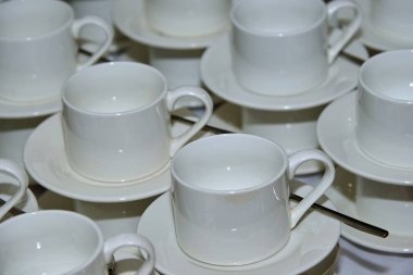 Boş beyaz fincan çay için. Bir çay fincanı bir, veya bir kolu, genellikle küçük bir başparmak ile kavradı ve bir veya iki parmak olmadan, bu.