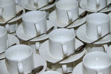 Boş beyaz fincan çay için. Bir çay fincanı bir, veya bir kolu, genellikle küçük bir başparmak ile kavradı ve bir veya iki parmak olmadan, bu.