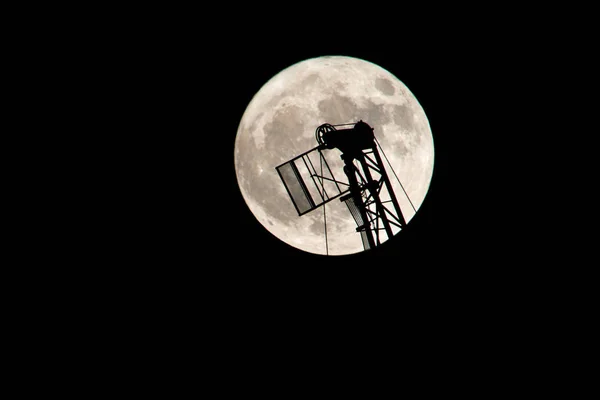 Grúa Construcción Contra Fondo Luna Llena Una Súper Luna Una — Foto de Stock