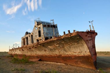 Aral Sea.The Aral deniz gemi terk edilmiş bir Orta Asya'daki eski un Tuz Gölü. Aral Denizi Kuzey Kazakistan ve Özbekistan Güney arasında yalan bir kapalı göl yapıldı..