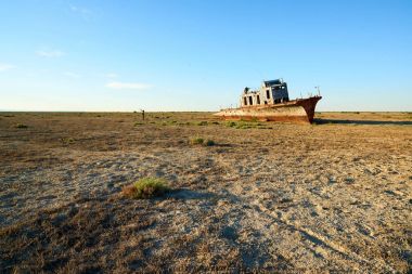 Aral Sea.The Aral deniz gemi terk edilmiş bir Orta Asya'daki eski un Tuz Gölü. Aral Denizi Kuzey Kazakistan ve Özbekistan Güney arasında yalan bir kapalı göl yapıldı..