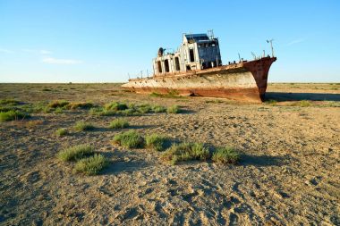 Aral Sea.The Aral deniz gemi terk edilmiş bir Orta Asya'daki eski un Tuz Gölü. Aral Denizi Kuzey Kazakistan ve Özbekistan Güney arasında yalan bir kapalı göl yapıldı..