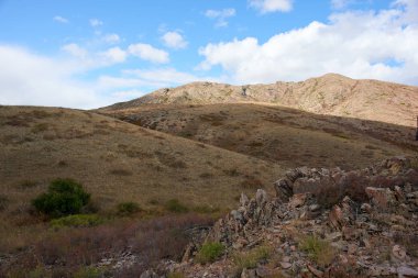 Sonbahar Ku Sıradağları üzerinde. Bir dağ dağlar bir dizi veya bir çizgi arasında değişmektedir ve yüksek zemin tarafından bağlı tepeler. Dağ aralıkları genellikle dağlık veya dağ geçer ve vadiler tarafından parçalara.