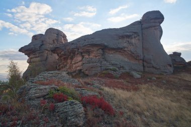 Sonbahar Ku Sıradağları üzerinde. Bir dağ dağlar bir dizi veya bir çizgi arasında değişmektedir ve yüksek zemin tarafından bağlı tepeler. Dağ aralıkları genellikle dağlık veya dağ geçer ve vadiler tarafından parçalara.