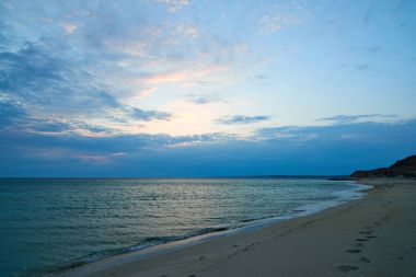 Gün batımında Denizi'nin kıyısında. Hazar Sea.The Hazar Denizi kıyısında alanına göre dünyadaki en büyük kapalı iç su organıdır.