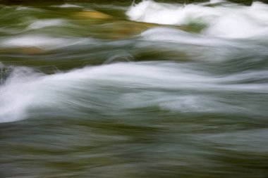 Bir dağ nehir hızlı tabii. Dağ nehir genellikle dağlarda, dar, derin vadi dik bankalarla kayalık akarsu yatak çalışan bir nehirdir. Dağ nehirler yüksek eğim ve akış hızı, sık rapids ve şelaleler ile karakterizedir.