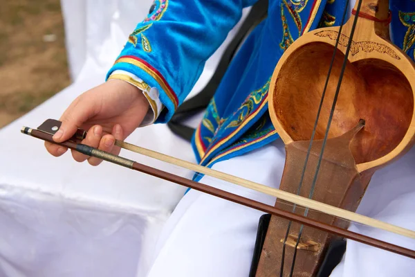 Spela Ett Musikinstrument Kobyz Den Kobyz Eller Kobz Forntida Kazakiska — Stockfoto